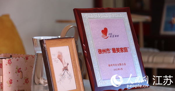 王繼蓮家庭獲得的部分榮譽。人民網(wǎng) 冷金明攝