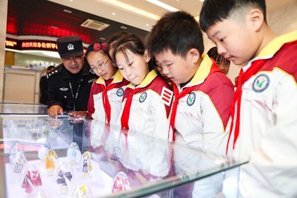 學(xué)生代表參觀禁毒展。鹽城公安供圖