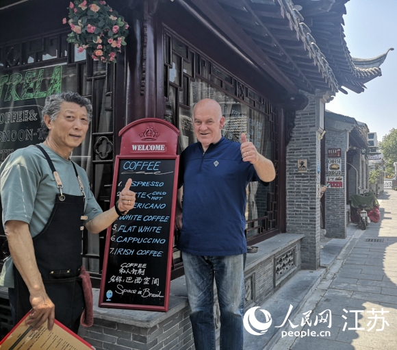 愛逛古巷的巴西人和揚(yáng)州朋友在仁豐里開了一家西餐廳。 人民網(wǎng) 張玉峰攝