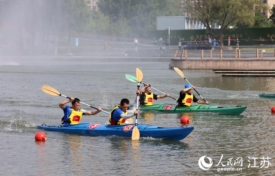 夏日清晨，一艘艘色彩鮮艷的賽艇和槳板在伯瀆河畔穿梭。朱剛?cè)簲z