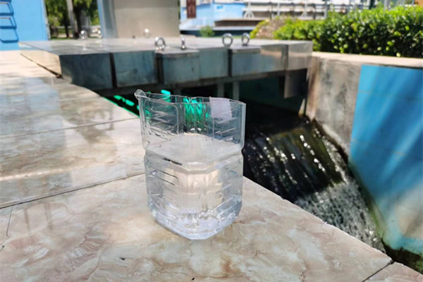 在邯鄲市雞澤縣藍(lán)天污水處理廠，污水經(jīng)過(guò)處理后清澈透明。鄭佳欣攝
