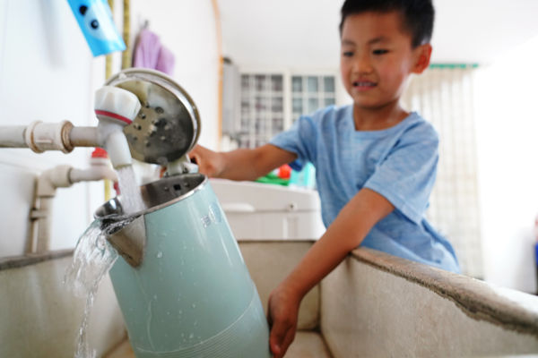 在峰峰礦區(qū)彭城鎮(zhèn)羊角鋪村村民家中，清澈甘甜的飲用水從水管中流出。峰峰礦區(qū)區(qū)委宣傳部供圖