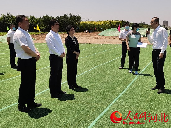 觀摩團現(xiàn)場了解項目建設情況。人民網(wǎng) 張繼航攝