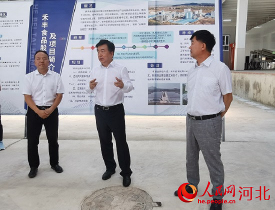 黨曉龍在禾豐項目現(xiàn)場鼓勵大家以商招商。 人民網(wǎng) 張繼航攝