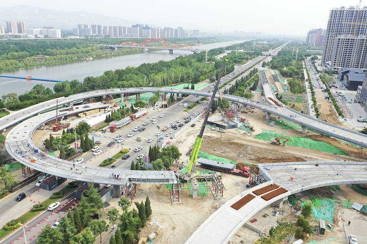 市區(qū)五一路快速通道工程西段順利合龍。