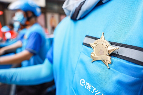 外賣員佩戴城市檢“茬”官徽章。盛義攝