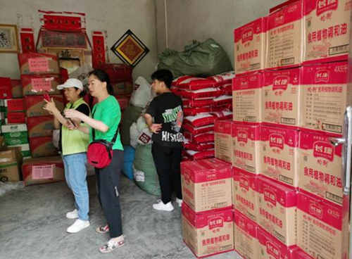 湖南省永州市江華瑤族自治縣越野e族江華中隊(duì)17輛越野車(chē)，滿載著永州市星望混凝土有限公司捐贈(zèng)的7萬(wàn)元物資送達(dá)江華瑤族自治縣蔚竹口鄉(xiāng)磨刀村。受訪單位供圖