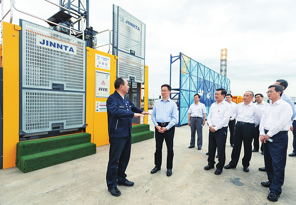 六月二十八日，中共中央政治局常委、國(guó)務(wù)院副總理韓正到山西太原調(diào)研，主持召開煤炭清潔高效利用專題座談會(huì)并講話。這是韓正走進(jìn)山西建筑產(chǎn)業(yè)現(xiàn)代化瀟河園區(qū)，察看綠色智能建筑裝備制造基地建設(shè)情況。新華社記者翟健嵐攝