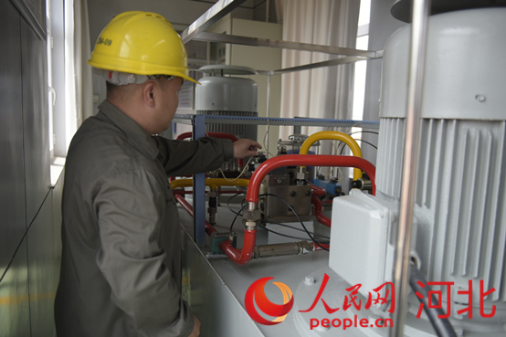 黃壁莊水庫事務(wù)中心工作人員在檢查溢洪道表口工作閘門啟臂機。人民網(wǎng)祝龍超攝