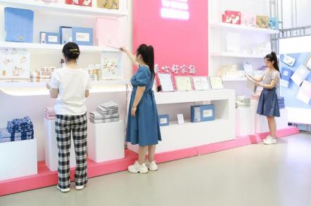 多樣的高陽紡織產品吸引大家關注。班靜怡攝