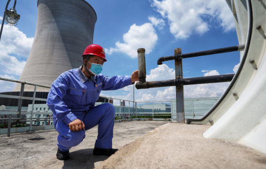 河北涿州京源熱電有限責任公司技術人員正在對設備進行檢驗排查。劉楊攝