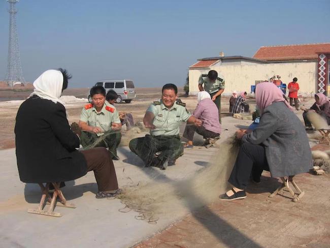 宋萬民幫助漁民修補(bǔ)漁網(wǎng)。 濱州市公安局海岸警察支隊(duì)岔尖派出所供圖