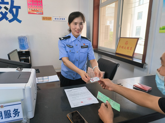 張靜正在為群眾辦理業(yè)務(wù)。 趙凱攝