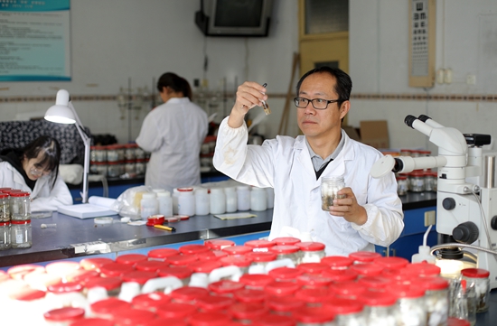 武大勇在實(shí)驗(yàn)室開(kāi)展檢驗(yàn)工作。 受訪者供圖