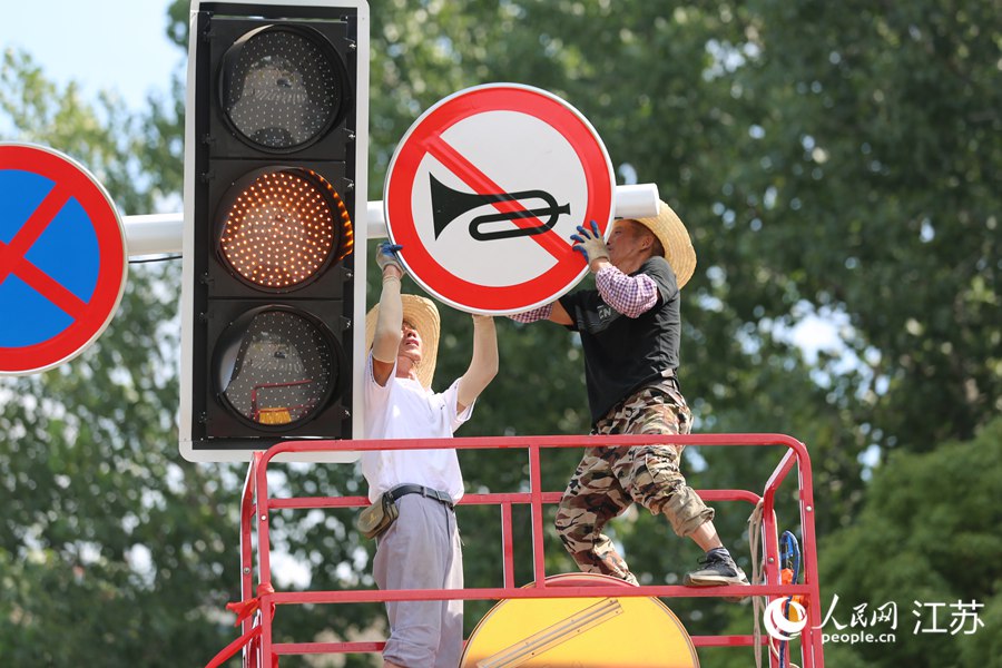 南京路政人員搶修交通指示牌。人民網(wǎng) 冷金明攝