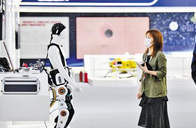 近日，第六屆世界智能大會(huì)在天津開幕，圖為參會(huì)嘉賓參觀天津制造業(yè)立市展。 新華社記者 趙子碩攝