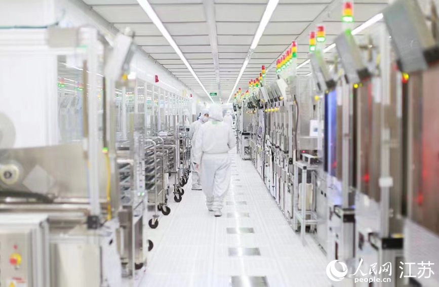 在希捷國際科技（無錫）有限公司生產(chǎn)車間，技術(shù)人員正在巡查作業(yè)。新吳區(qū)委宣傳部供圖