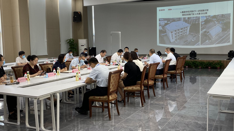 河東區(qū)委書記范少軍一行深入老電建公司辦公園區(qū)就盤活園區(qū)工作進行部署研究。河東區(qū)供圖