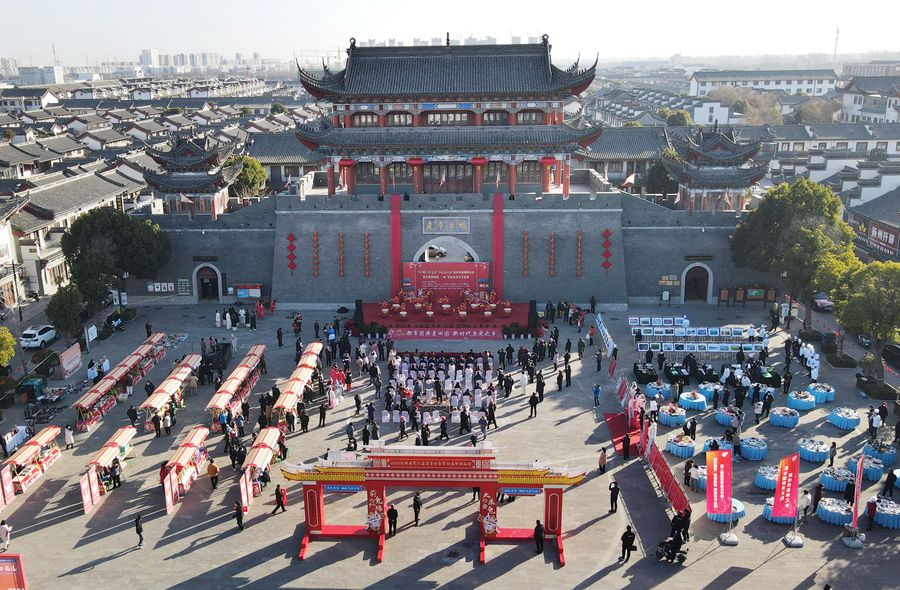 城門掛春聯(lián)，金湖沖刺“開門紅”。陳義寶攝