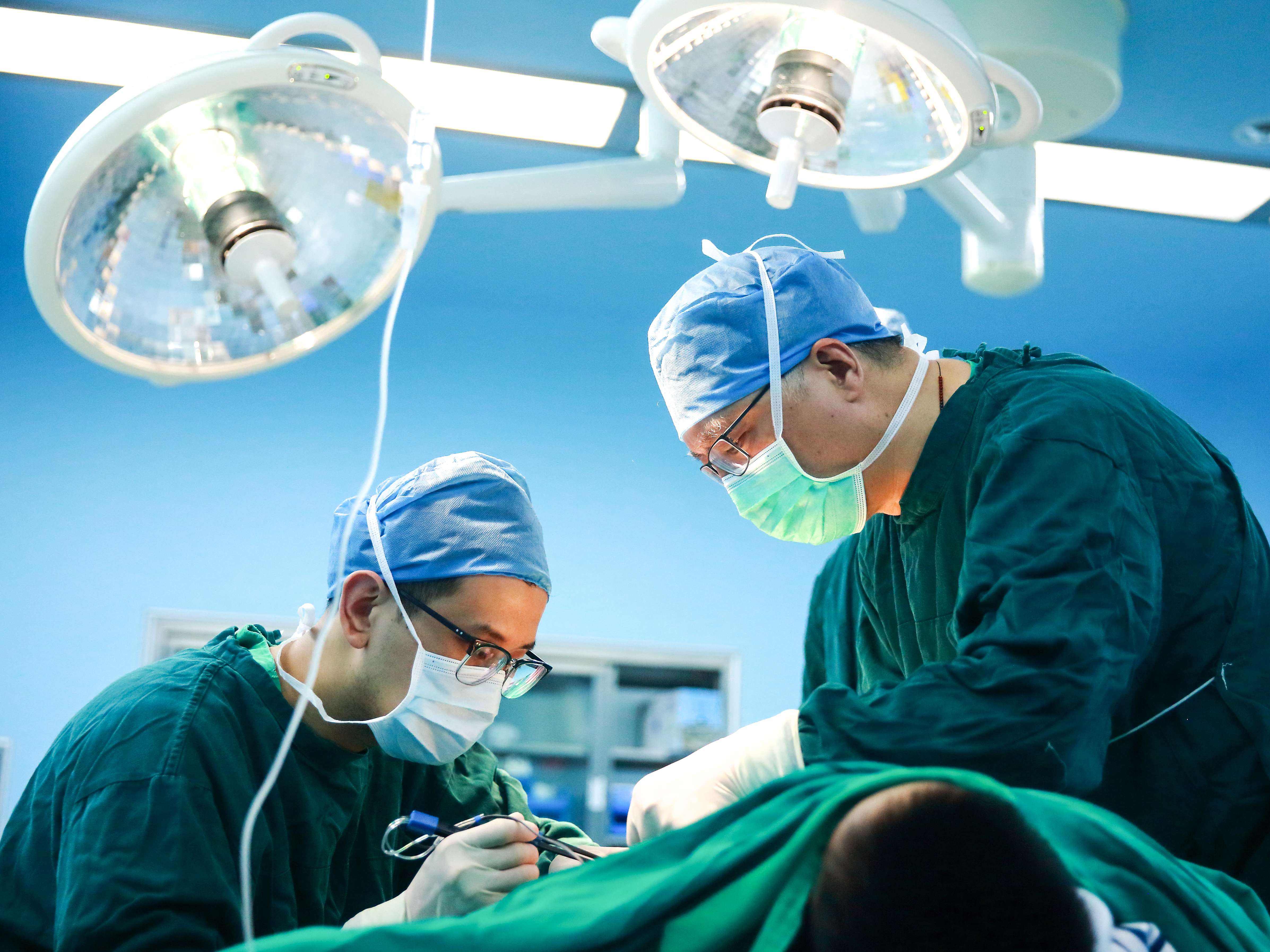 江南大學(xué)附屬醫(yī)院燒創(chuàng)傷診療中心主任呂國忠工作現(xiàn)場。受訪者供圖