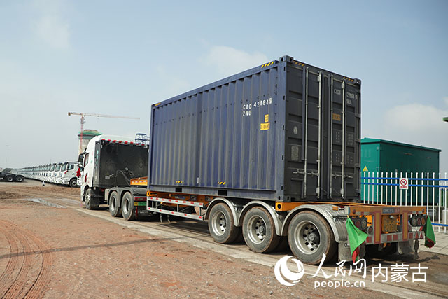 新能源重卡采用集裝箱運(yùn)輸。人民網(wǎng)記者 趙夢(mèng)月攝