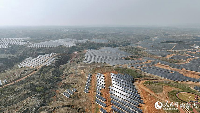伊金霍洛旗天驕綠能50萬(wàn)千瓦采煤沉陷區(qū)生態(tài)治理光伏發(fā)電示范項(xiàng)目。人民網(wǎng) 孟佳澍攝