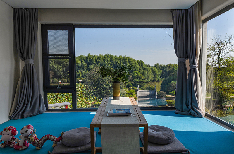 位于四頂山腳下的四頂山居，推窗見景，望山親水。吳芳攝