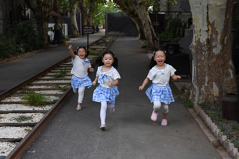 由礦場(chǎng)家屬區(qū)改造而來的“鮮花小院”民宿，深受孩子們的喜愛。吳芳攝