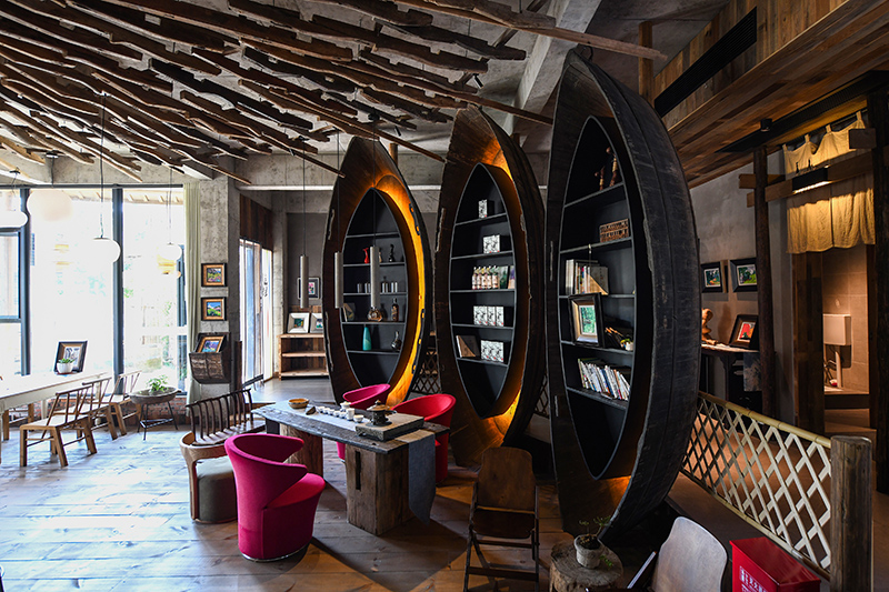 漁船、船槳……花田·僑鄉(xiāng)里的裝飾材料，多是從當(dāng)?shù)靥詠淼呐f物。 吳芳攝