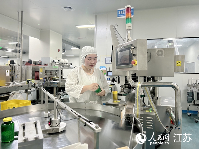 工作人員在操作檢測儀器。人民網(wǎng) 王丹丹攝