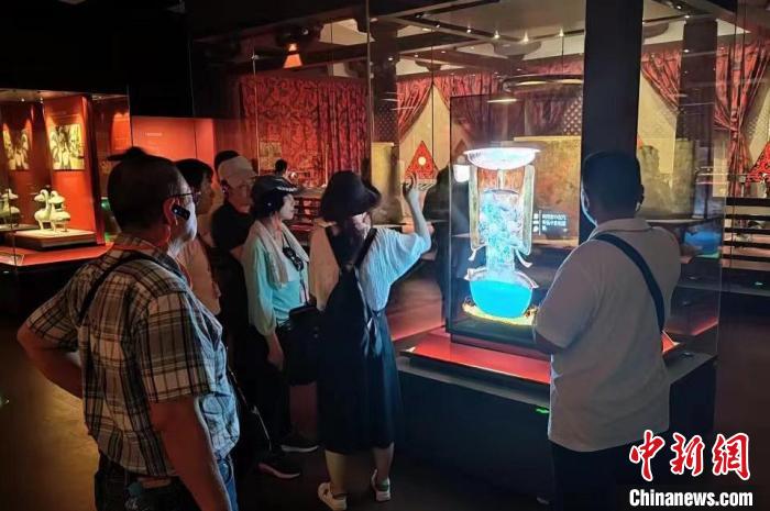 圖為臺(tái)灣新北市永和區(qū)里長(zhǎng)聯(lián)誼會(huì)江西參訪團(tuán)一行在南昌漢代海昏侯國(guó)遺址博物館內(nèi)參觀展出的珍貴文物。　駱小龍 攝