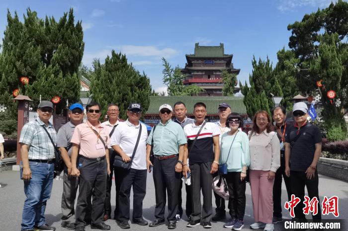 圖為臺(tái)灣新北市永和區(qū)里長(zhǎng)聯(lián)誼會(huì)江西參訪團(tuán)一行在南昌滕王閣前合影。　柳曉丹 攝