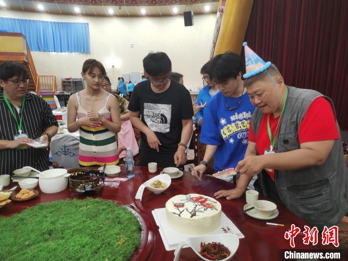 圖為內(nèi)蒙古臺(tái)辦為臺(tái)胞過生日?！±類燮?攝