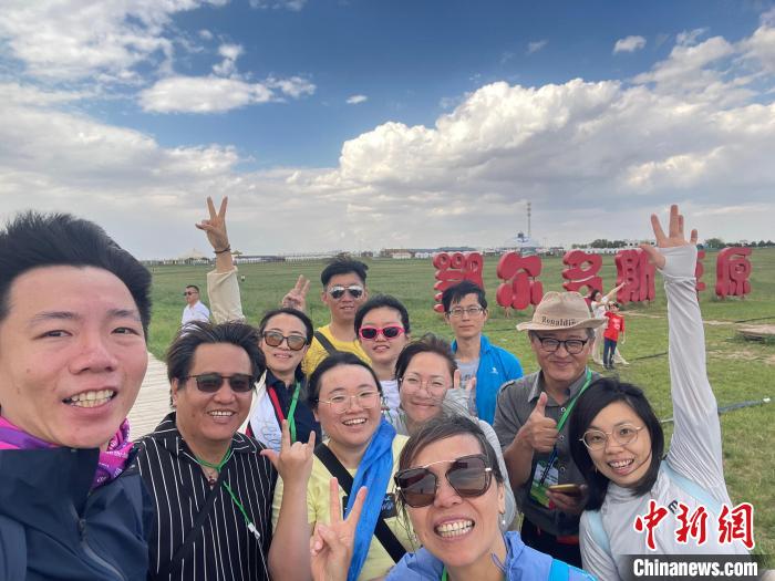 圖為臺(tái)胞在鄂爾多斯草原合影?！∪~冠賢 攝