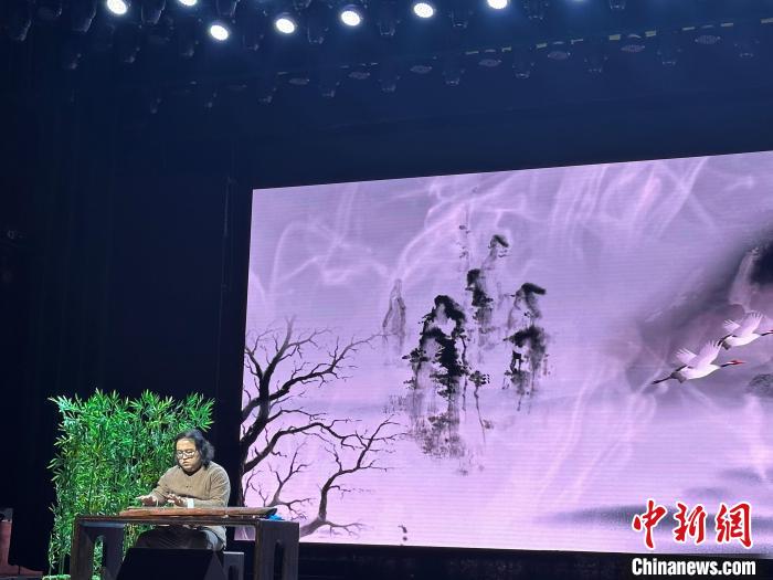 閩派古琴名家陳志強(qiáng)演奏一曲《流水》。　張麗君 攝