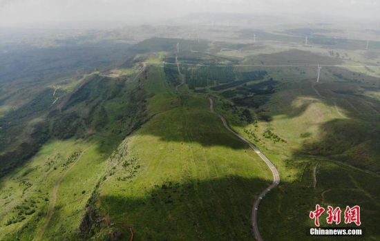 6月28日，夏日鏡頭下的河北張家口張北“草原天路”蜿蜒曲折。 中新社記者 楊艷敏 攝