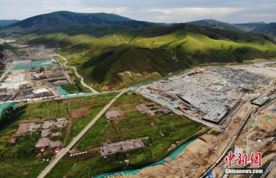 6月28日，航拍鏡頭下的河北張家口冬奧會太子城冰雪小鎮(zhèn)項目。太子城冰雪小鎮(zhèn)項目位于2022年冬奧會張家口賽區(qū)核心區(qū)，連接張家口賽區(qū)云頂和古楊樹兩個競賽場館群，建成后將承擔賽時核心區(qū)配套保障功能，提供冬奧頒獎、貴賓接待、交通換乘、休閑娛樂等服務，賽后將成為一座國際化四季度假小鎮(zhèn)。 中新社記者 楊艷敏 攝