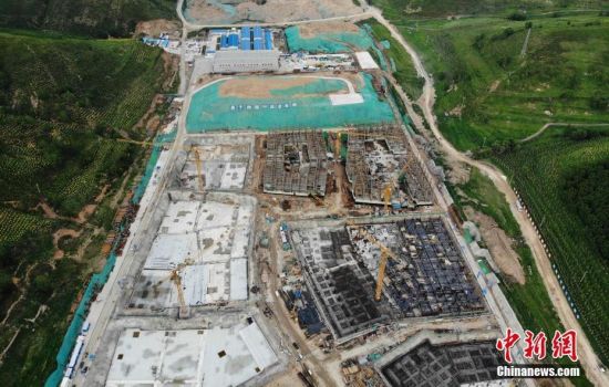 6月28日，航拍鏡頭下的河北張家口冬奧會太子城冰雪小鎮(zhèn)項目。太子城冰雪小鎮(zhèn)項目位于2022年冬奧會張家口賽區(qū)核心區(qū)，連接張家口賽區(qū)云頂和古楊樹兩個競賽場館群，建成后將承擔賽時核心區(qū)配套保障功能，提供冬奧頒獎、貴賓接待、交通換乘、休閑娛樂等服務，賽后將成為一座國際化四季度假小鎮(zhèn)。 中新社記者 楊艷敏 攝