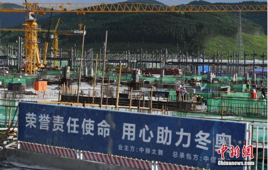 6月28日，河北張家口冬奧會太子城冰雪小鎮(zhèn)項目現(xiàn)場。太子城冰雪小鎮(zhèn)項目位于2022年冬奧會張家口賽區(qū)核心區(qū)，連接張家口賽區(qū)云頂和古楊樹兩個競賽場館群，建成后將承擔賽時核心區(qū)配套保障功能，提供冬奧頒獎、貴賓接待、交通換乘、休閑娛樂等服務，賽后將成為一座國際化四季度假小鎮(zhèn)。 中新社記者 楊艷敏 攝