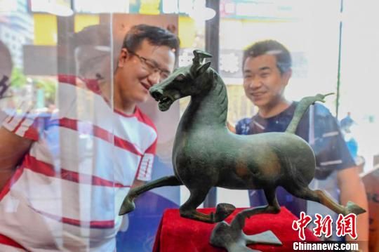 甘肅省博物館將榮登《國(guó)家寶藏》的文物銅奔馬和人頭形器口彩陶瓶搬到了絲路如意餐廳，讓顧客在餐廳內(nèi)就能近距離的和文物面對(duì)面?！＄娦?攝