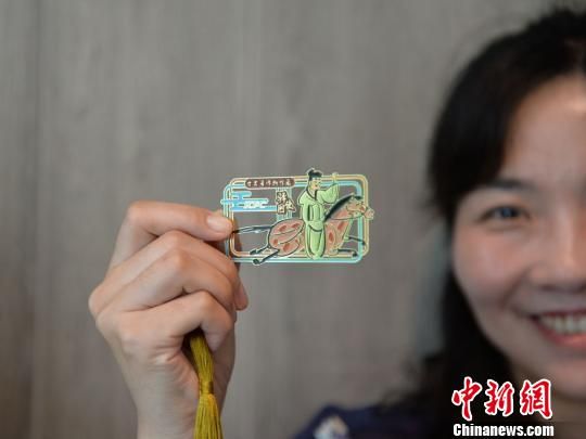 絲路主題餐廳內(nèi)推出的文創(chuàng)產(chǎn)品?！＄娦?攝