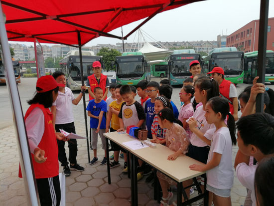 志愿者教小朋友垃圾分類的相關(guān)知識(shí)。連柏梁 攝