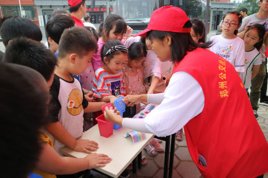 志愿者教小朋友們垃圾分類的相關(guān)知識(shí)。連柏梁 攝