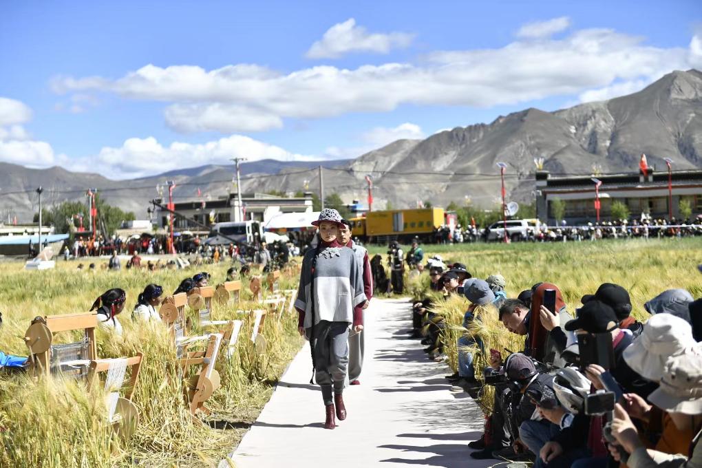 滬藏攜手構建江孜氆氌全產(chǎn)業(yè)鏈體系：“指尖技藝”跨入發(fā)展“新賽道”