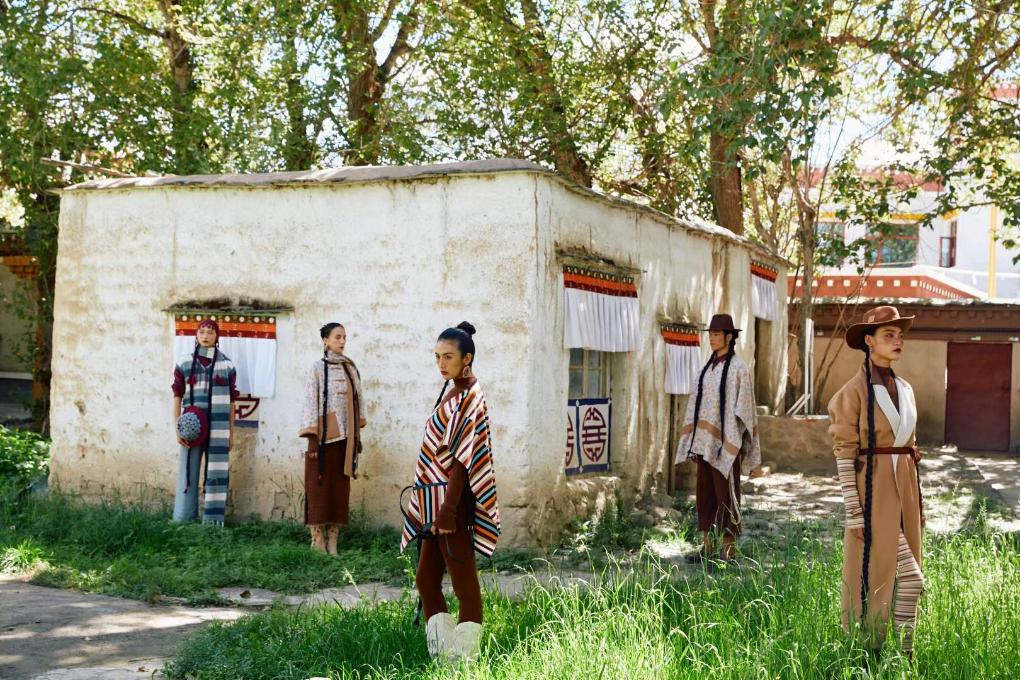 滬藏攜手構建江孜氆氌全產(chǎn)業(yè)鏈體系：“指尖技藝”跨入發(fā)展“新賽道”