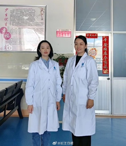 “有醫(yī)生嗎？有人暈倒了！”武漢協(xié)和醫(yī)院援藏醫(yī)療隊(duì)員聽(tīng)到呼救就沖了上去