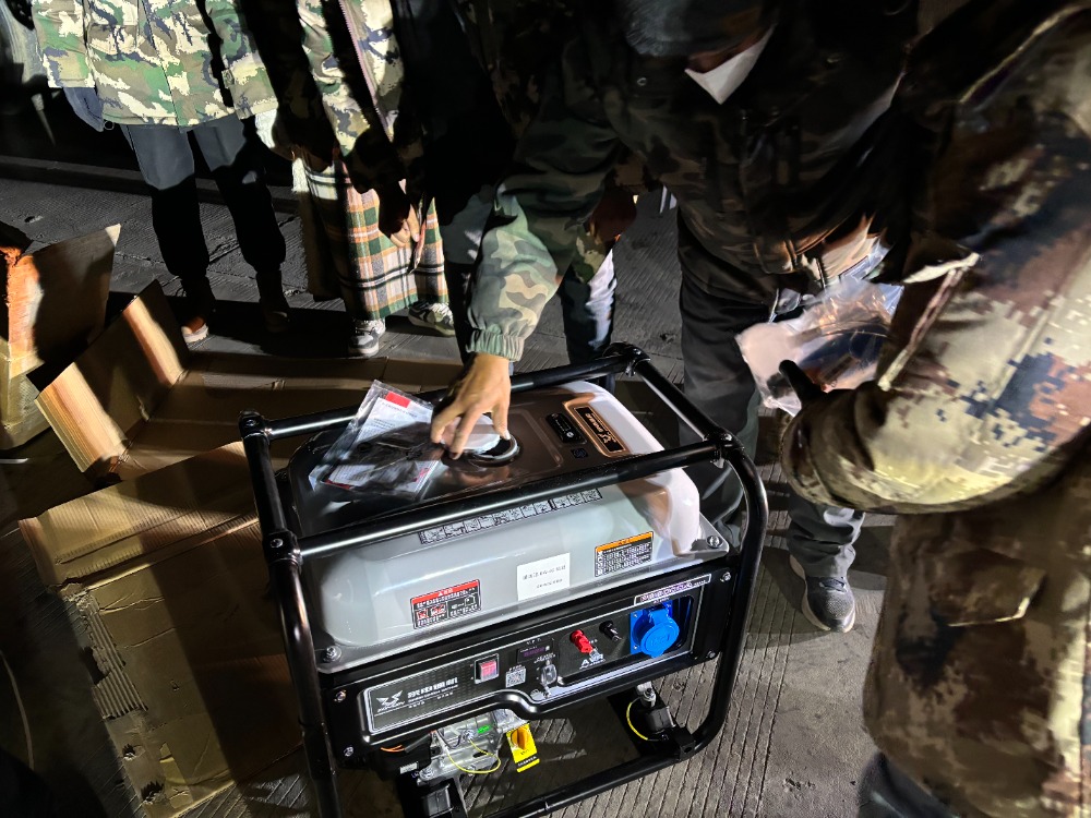 震區(qū)所需 重慶所能！重慶首批救援物資跨越千里抵達雪域高原