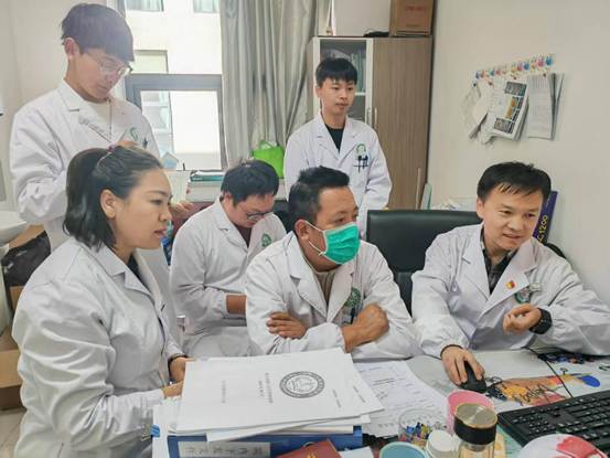 在山南市進行師帶徒幫扶，傳授先進的眼科學(xué)診療技術(shù)