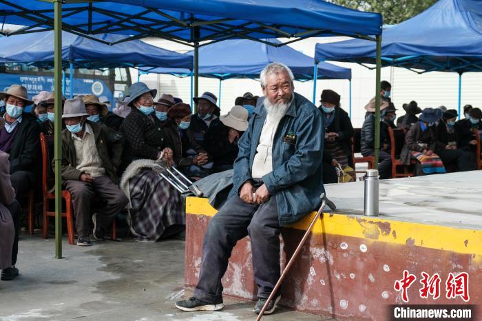 圖為日喀則桑珠孜區(qū)東嘎鄉(xiāng)農(nóng)牧民在義診室外等待?！〗w波 攝