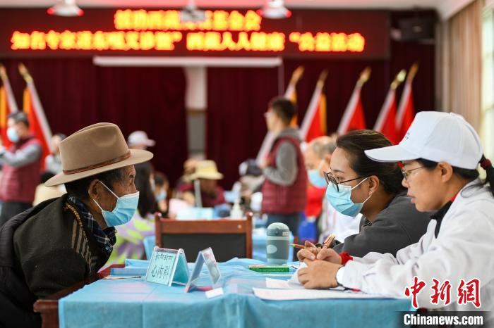 圖為9月11日，西藏日喀則桑珠孜區(qū)東嘎鄉(xiāng)義診現(xiàn)場?！〗w波 攝